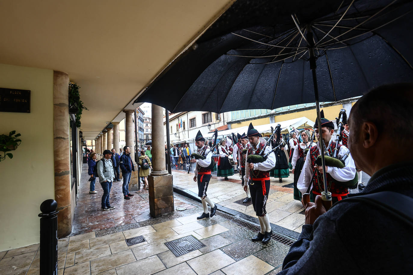 Una fuerte tormenta sorprendió a los asturianos a primera hora de la tarde. Las tres ciudades principales, Gijón, Oviedo y Avilés dejan unas espectaculares imágenes de las tormentas anegando las calles