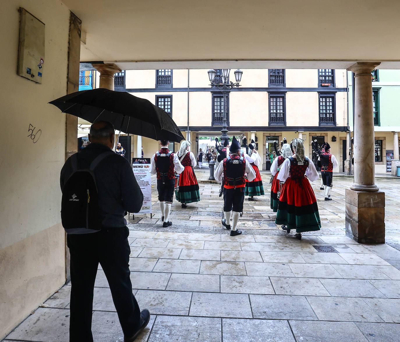 Una fuerte tormenta sorprendió a los asturianos a primera hora de la tarde. Las tres ciudades principales, Gijón, Oviedo y Avilés dejan unas espectaculares imágenes de las tormentas anegando las calles