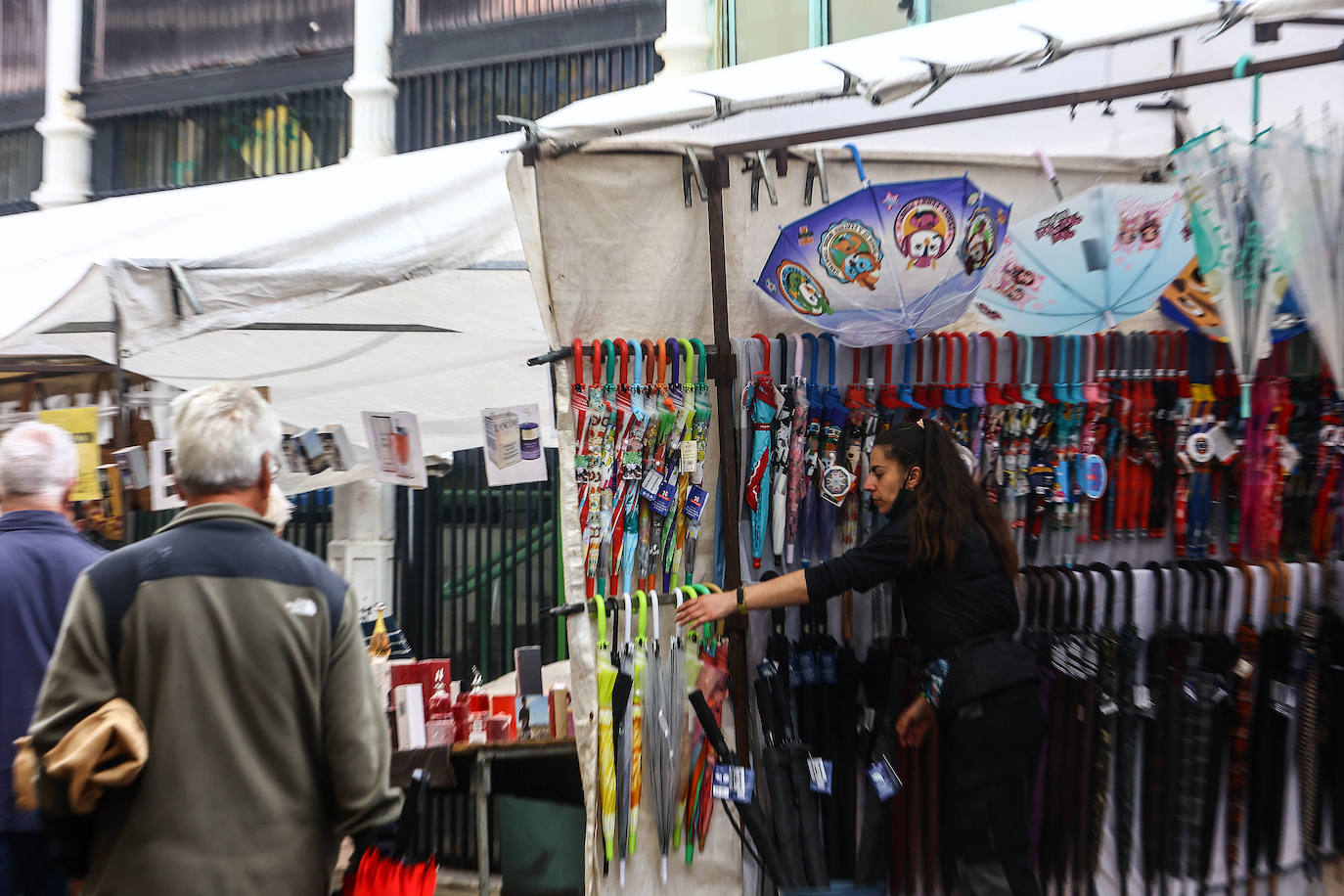 Una fuerte tormenta sorprendió a los asturianos a primera hora de la tarde. Las tres ciudades principales, Gijón, Oviedo y Avilés dejan unas espectaculares imágenes de las tormentas anegando las calles