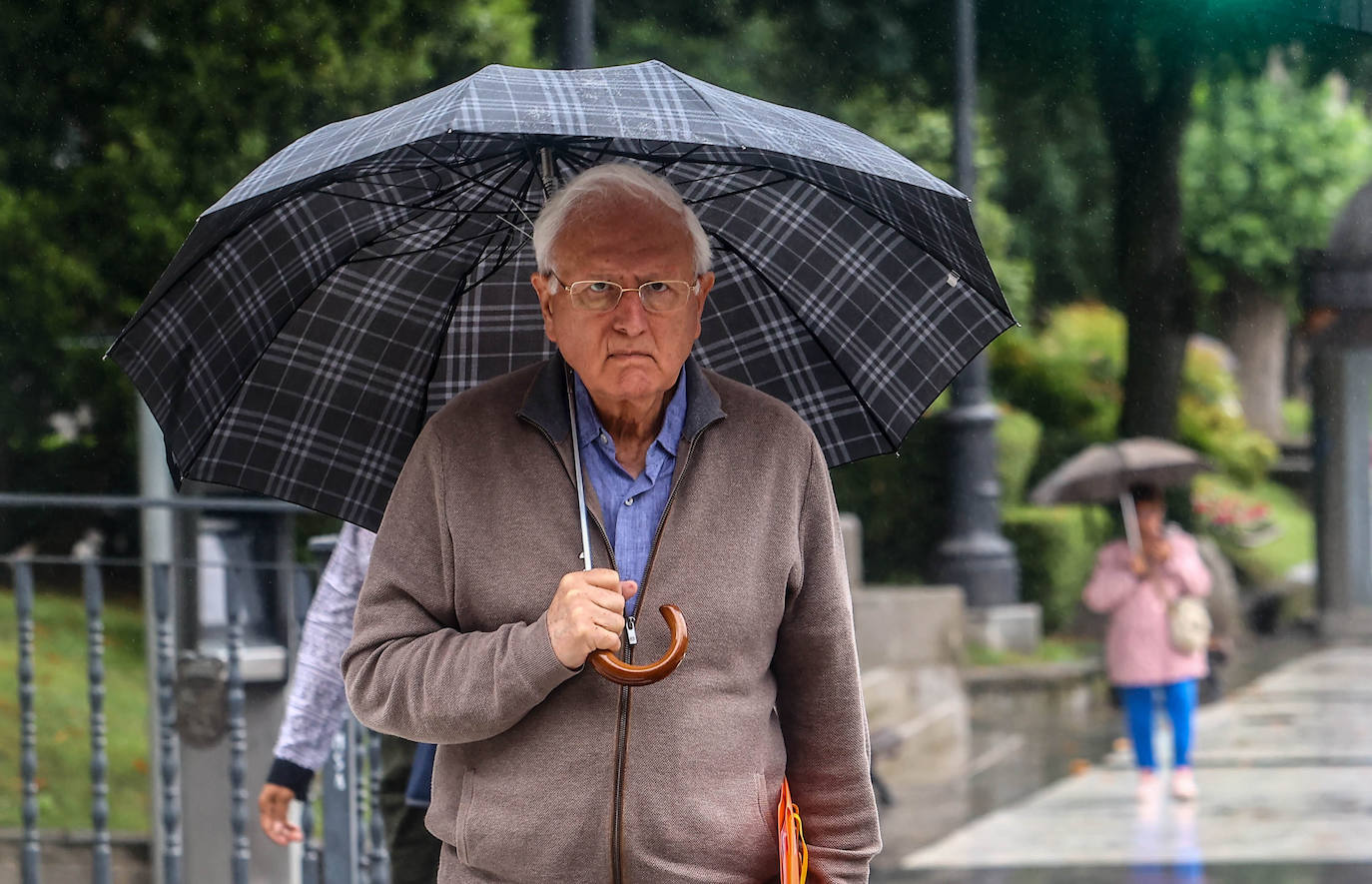 Una fuerte tormenta sorprendió a los asturianos a primera hora de la tarde. Las tres ciudades principales, Gijón, Oviedo y Avilés dejan unas espectaculares imágenes de las tormentas anegando las calles