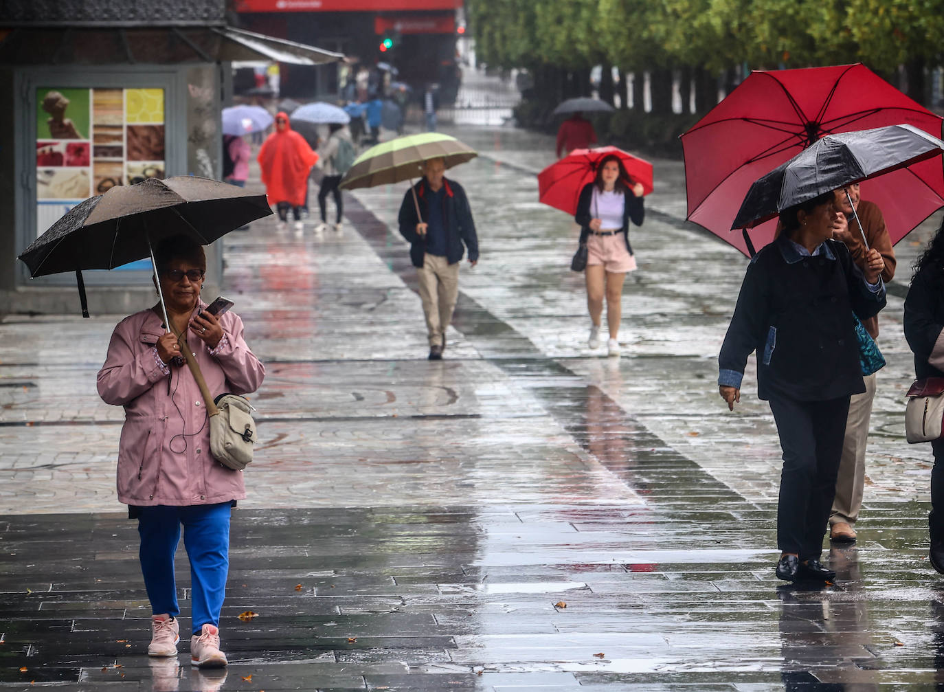 Una fuerte tormenta sorprendió a los asturianos a primera hora de la tarde. Las tres ciudades principales, Gijón, Oviedo y Avilés dejan unas espectaculares imágenes de las tormentas anegando las calles