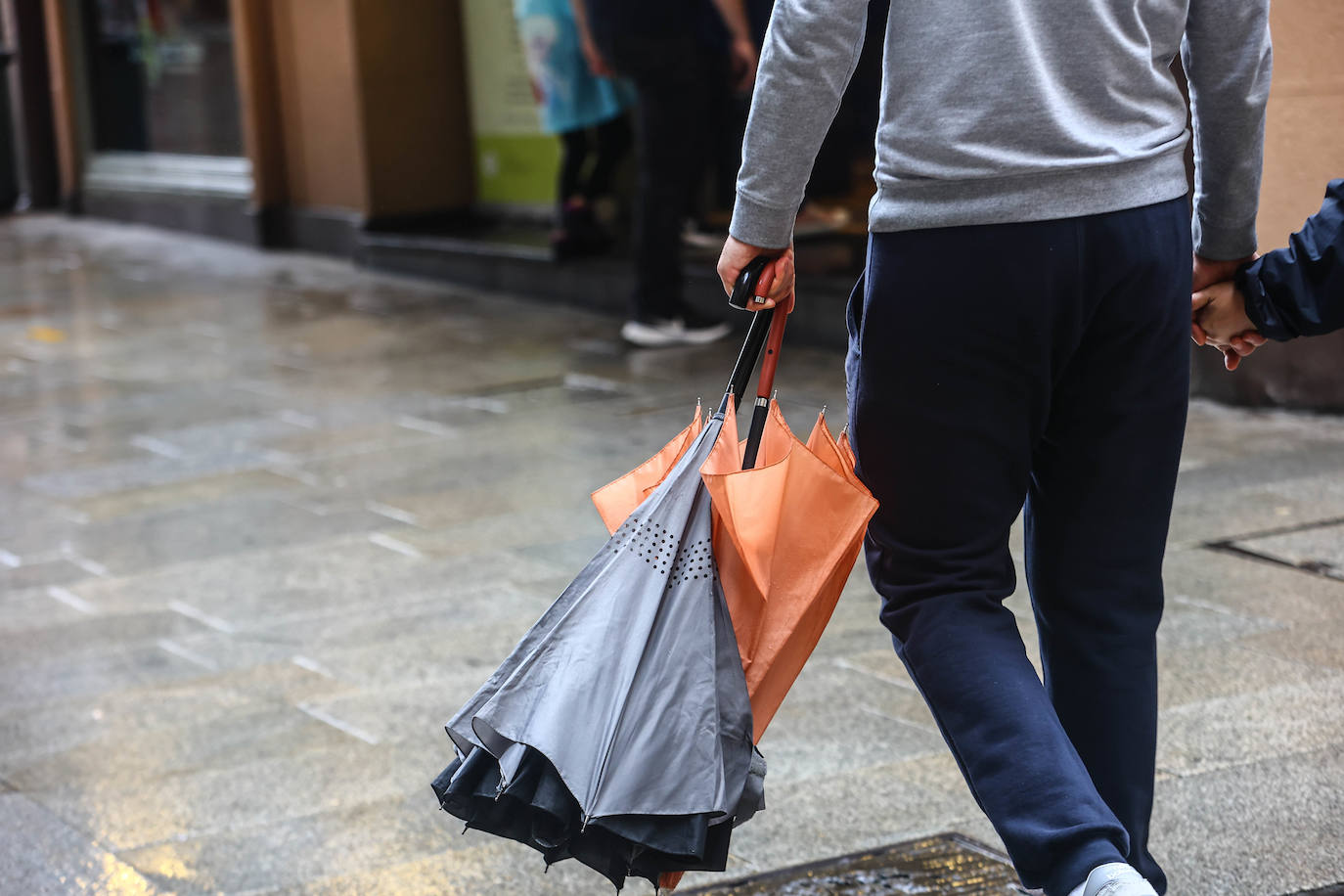 Una fuerte tormenta sorprendió a los asturianos a primera hora de la tarde. Las tres ciudades principales, Gijón, Oviedo y Avilés dejan unas espectaculares imágenes de las tormentas anegando las calles