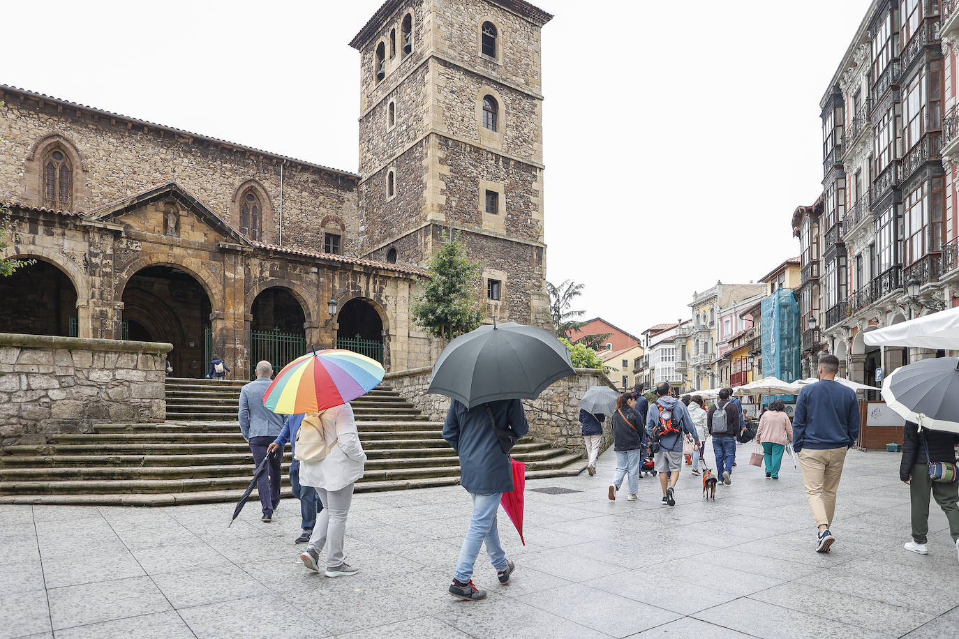 Una fuerte tormenta sorprendió a los asturianos a primera hora de la tarde. Las tres ciudades principales, Gijón, Oviedo y Avilés dejan unas espectaculares imágenes de las tormentas anegando las calles