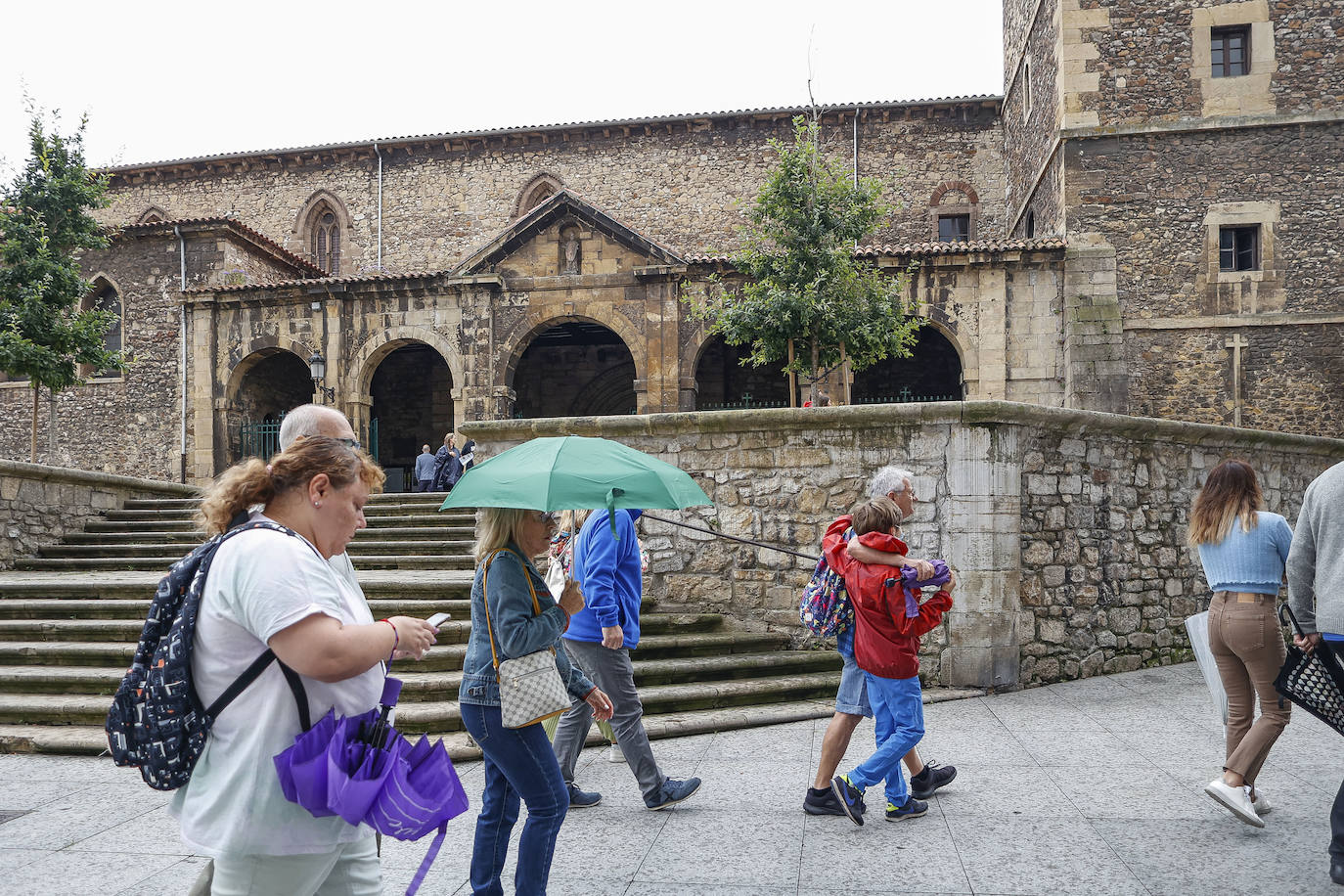 Una fuerte tormenta sorprendió a los asturianos a primera hora de la tarde. Las tres ciudades principales, Gijón, Oviedo y Avilés dejan unas espectaculares imágenes de las tormentas anegando las calles