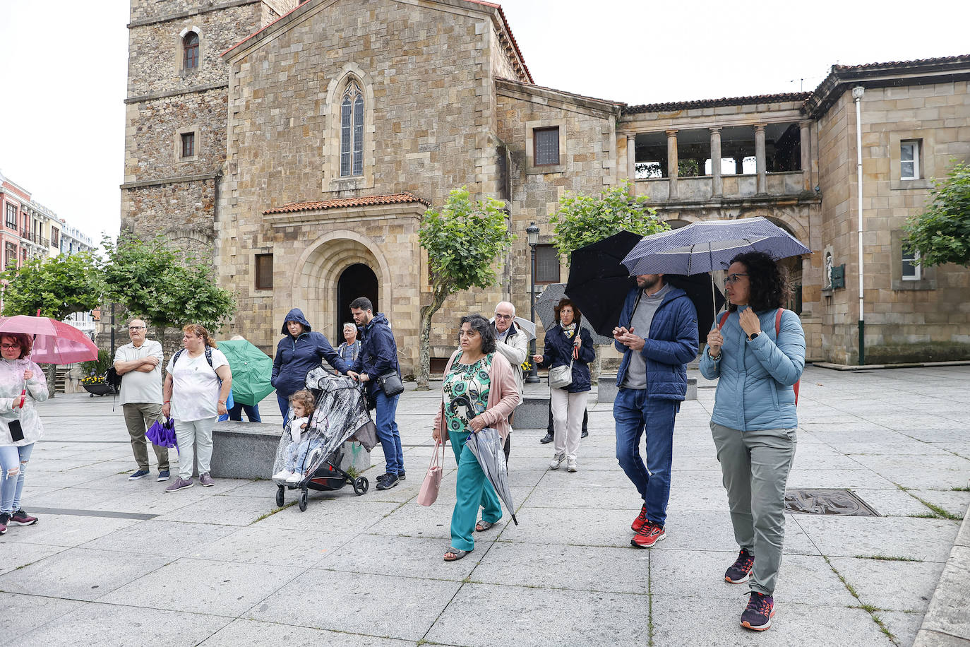 Una fuerte tormenta sorprendió a los asturianos a primera hora de la tarde. Las tres ciudades principales, Gijón, Oviedo y Avilés dejan unas espectaculares imágenes de las tormentas anegando las calles
