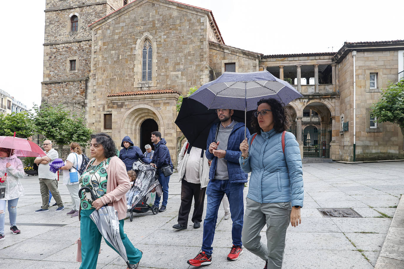 Una fuerte tormenta sorprendió a los asturianos a primera hora de la tarde. Las tres ciudades principales, Gijón, Oviedo y Avilés dejan unas espectaculares imágenes de las tormentas anegando las calles