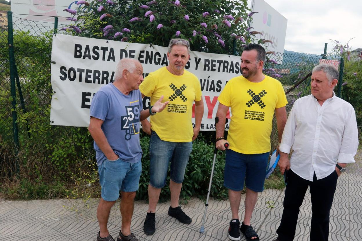 Los miembros de la plataforma, Xuacu de Hoyos y David García, en el centro con camisetas amarillas, con otros vecinos. 