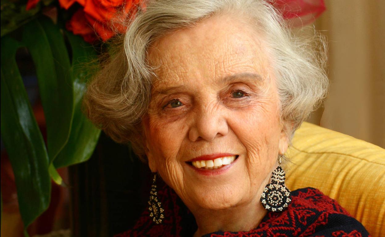 La escritora y Premio Cervantes Elena Poniatowska en su casa de México 