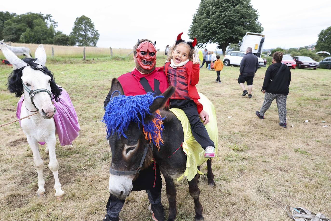 Con motivo de las fiestas de San Cristóbal Collao recuperó este lunes a partir de las ocho de la tarde su tradicional carrera de burros (con y sin disfraces). Se trata de una cita que ya suscitó cierta polémica en el pasado debido a las quejas de los colectivos animalistas, aunque la organización demostró tener todos los papeles en regla y la diversión ha continuado hasta la pandemia sin impedimento