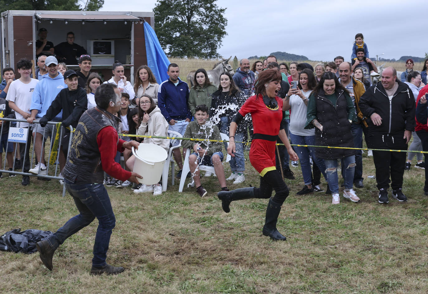 Con motivo de las fiestas de San Cristóbal Collao recuperó este lunes a partir de las ocho de la tarde su tradicional carrera de burros (con y sin disfraces). Se trata de una cita que ya suscitó cierta polémica en el pasado debido a las quejas de los colectivos animalistas, aunque la organización demostró tener todos los papeles en regla y la diversión ha continuado hasta la pandemia sin impedimento