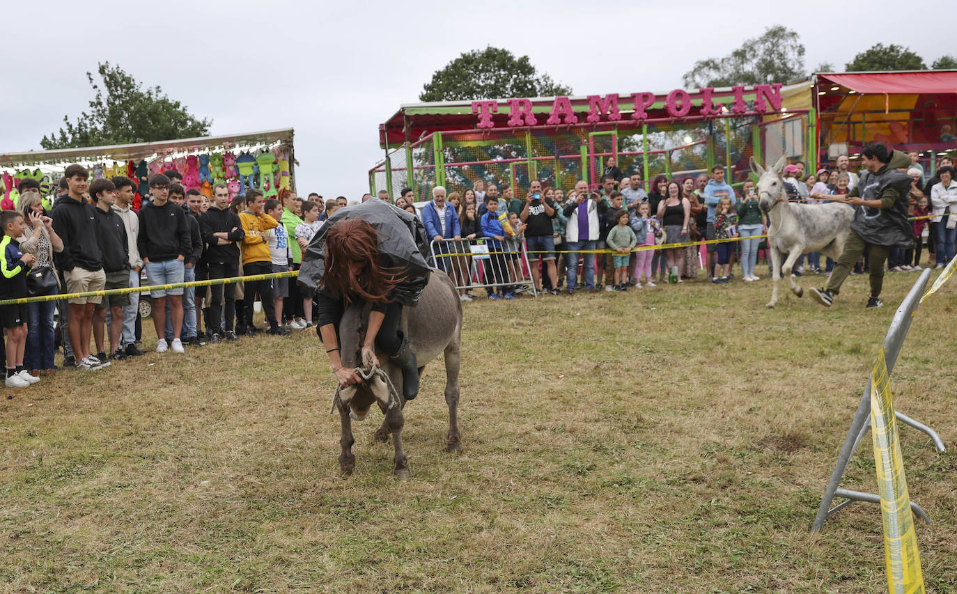 Con motivo de las fiestas de San Cristóbal Collao recuperó este lunes a partir de las ocho de la tarde su tradicional carrera de burros (con y sin disfraces). Se trata de una cita que ya suscitó cierta polémica en el pasado debido a las quejas de los colectivos animalistas, aunque la organización demostró tener todos los papeles en regla y la diversión ha continuado hasta la pandemia sin impedimento