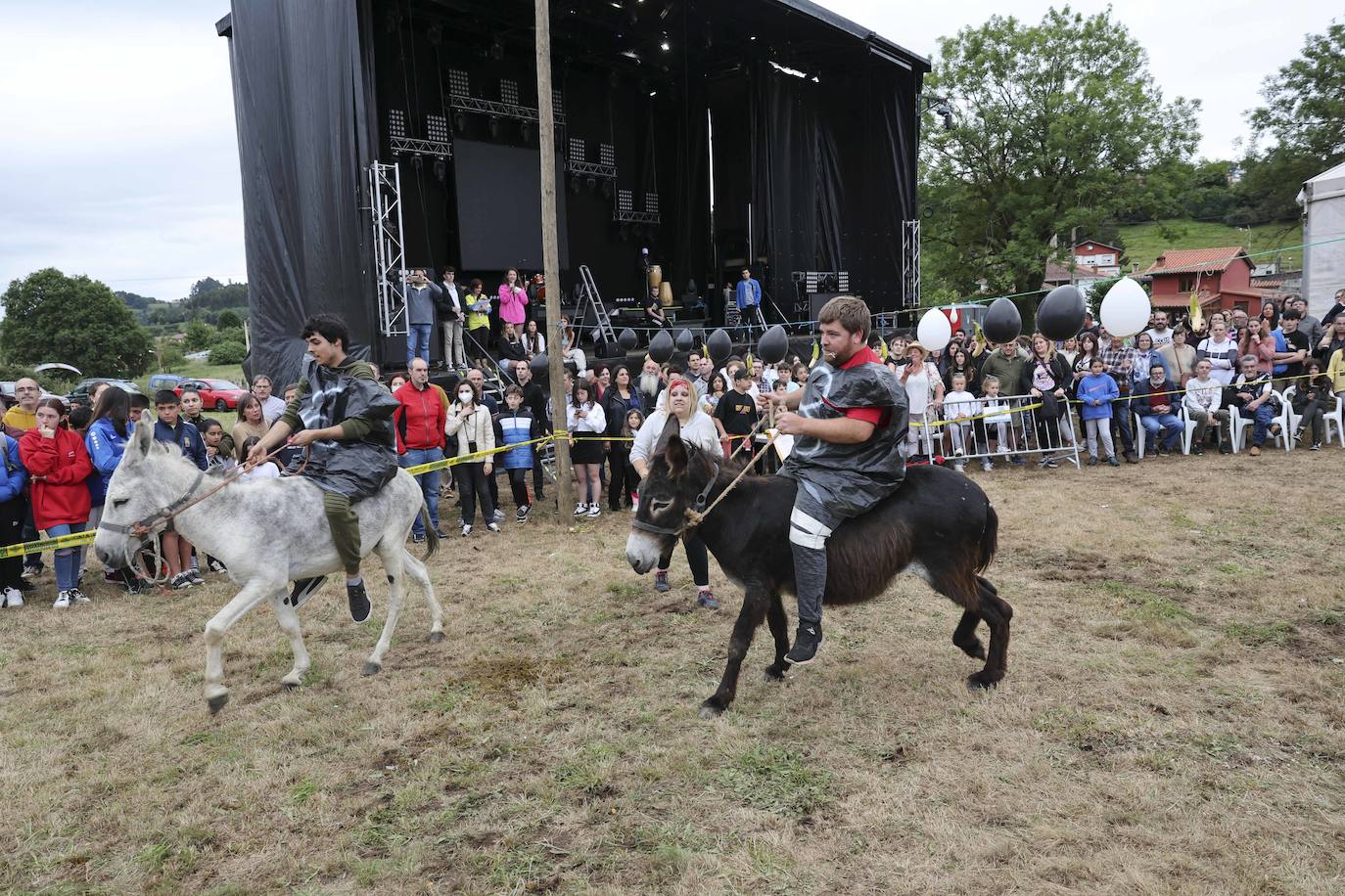 Con motivo de las fiestas de San Cristóbal Collao recuperó este lunes a partir de las ocho de la tarde su tradicional carrera de burros (con y sin disfraces). Se trata de una cita que ya suscitó cierta polémica en el pasado debido a las quejas de los colectivos animalistas, aunque la organización demostró tener todos los papeles en regla y la diversión ha continuado hasta la pandemia sin impedimento