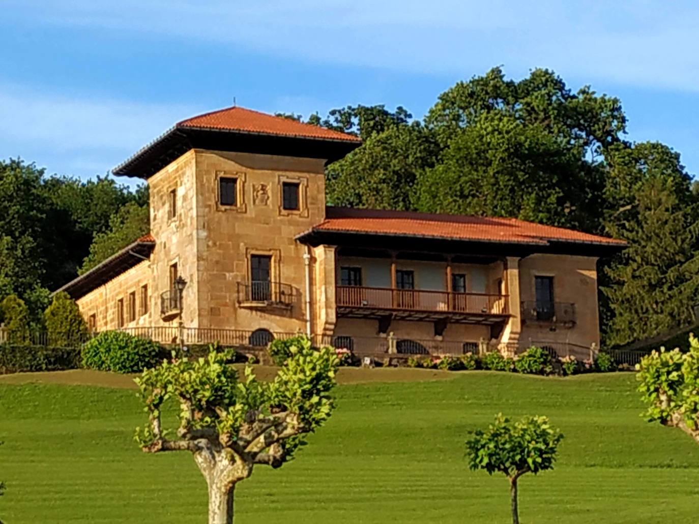 Palacio de La Riega, proyectado por Manuel del Busto en 1919 en estilo regionalista montañés.