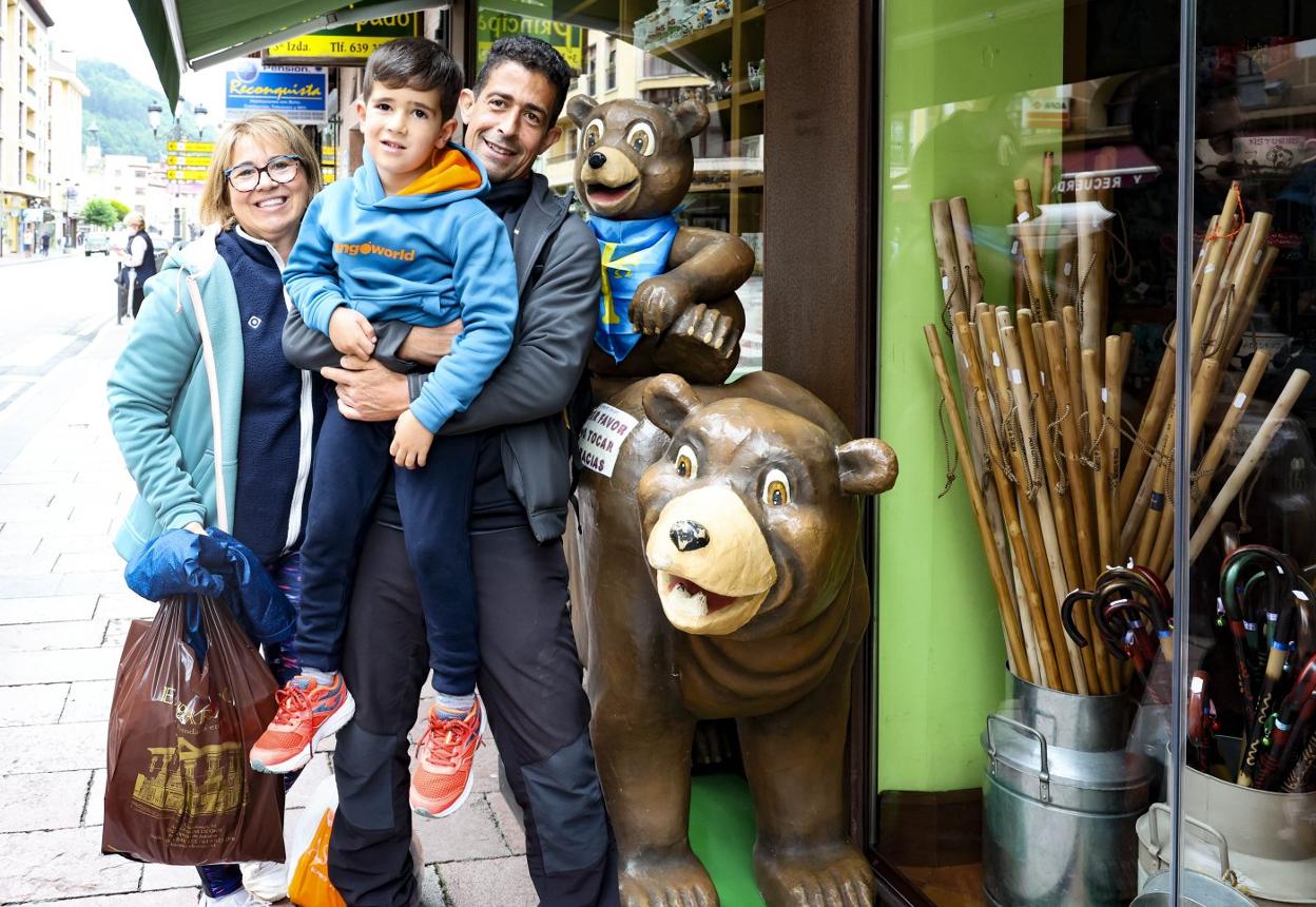 La familia disfruta estos días del Principado. En la imagen, a su paso por Cangas de Onís. 