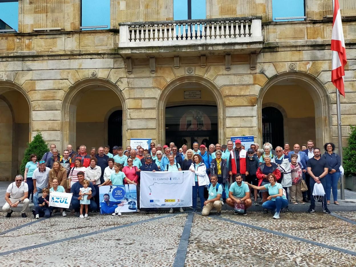 Tripulación y navegantes de la regata El Camino a Vela, desde La Rochelle hasta Santiago de Compostela, posaron en la plaza Mayor tras ser recibidos en el Ayuntamiento. 