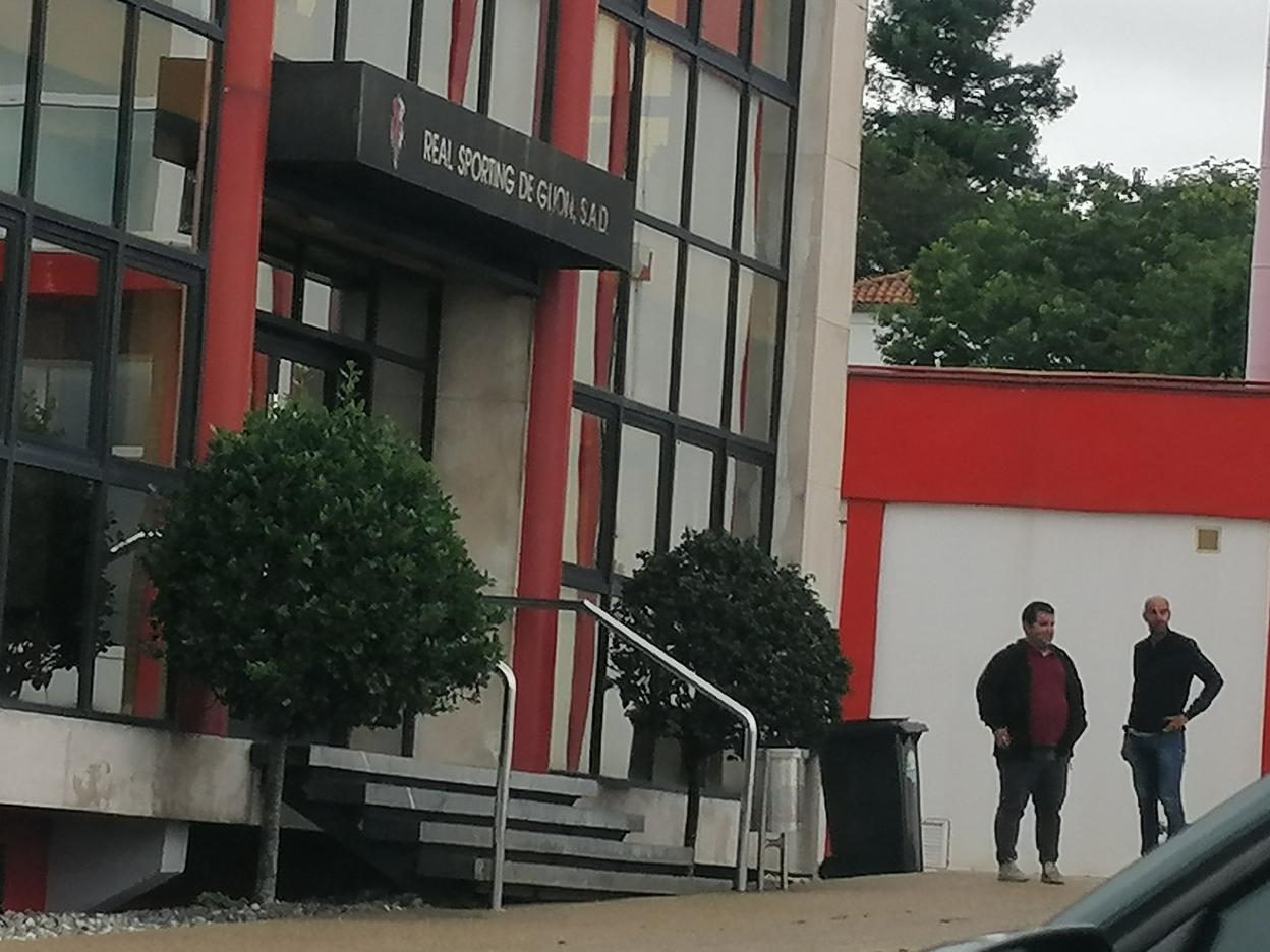 David Fernández, ayer, junto a Mario Cotelo en Mareo. 