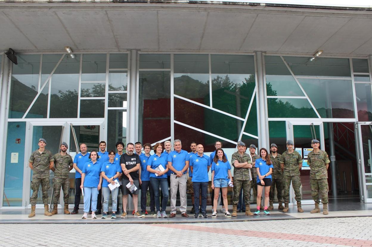 Militares, profesores y estudiantes, ayer, en la primera jornada preparatoria, celebrada en Benia de Onís. 