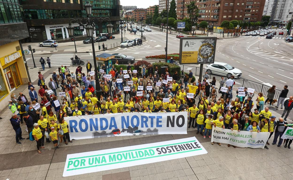 Los manifestantes, ayer, en la avenida de Santander, con sus carteles. 