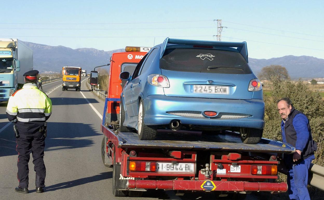 La patronal de las grúas de asistencia en carretera ha convocado paros para finales de julio y principios de agosto.