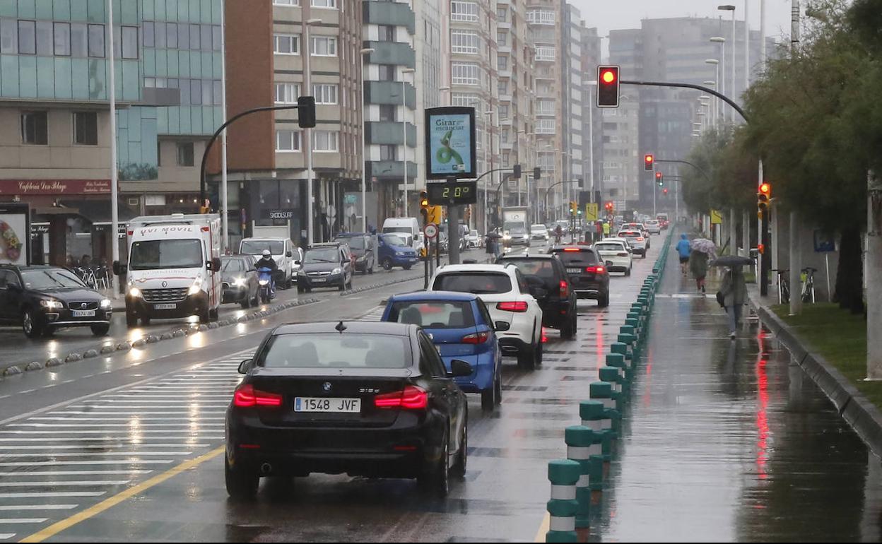 Los coches vuelven a circular en doble sentido en El Muro.