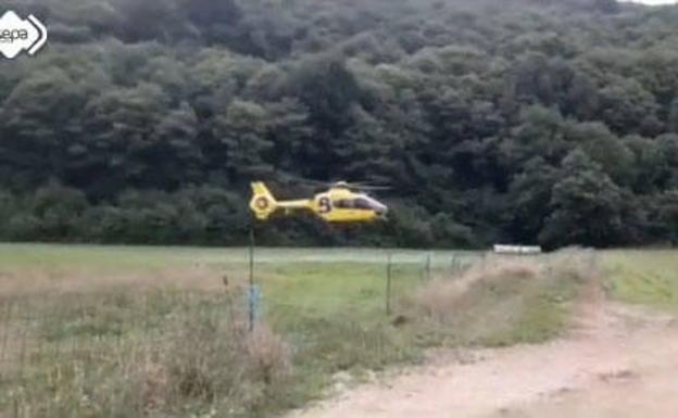 El helicóptero del SEPA evacuó al HUCA a la peregrina lesionada en Tineo mientras hacía el Camino de Santiago.