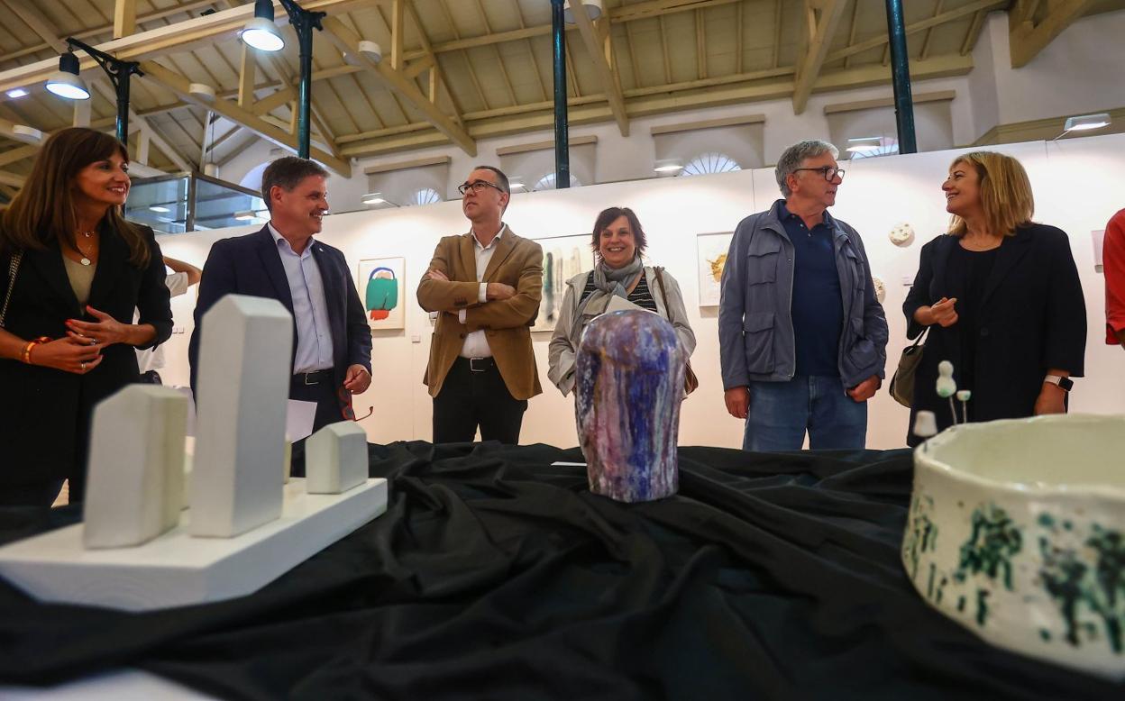 El consejero de Salud, Pablo Fernández (en el centro, con americana beige), en la muestra 'Artistas por Médicos del Mundo' en Trascorrales. 