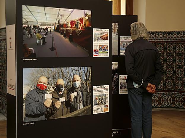 Un visitante observa algunas de las imágenes. 