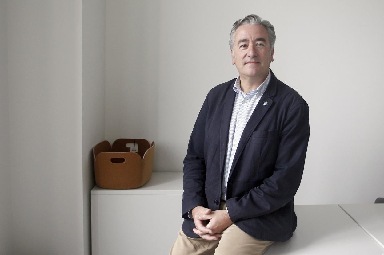 El presidente del PP gijonés, Pablo González, ayer, en la redacción de EL COMERCIO. 