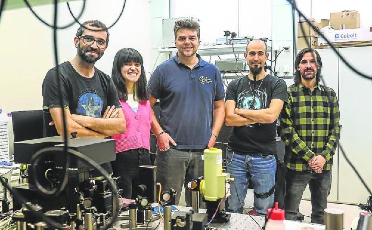 Pablo Alonso, en el centro de la imagen, acompañado de parte de su equipo. De izquierda a derecha: Antonio Mariscal, Nuria Rego, Adam Roselló y Pablo Díaz, en un laboratorio de la universidad de Oviedo.