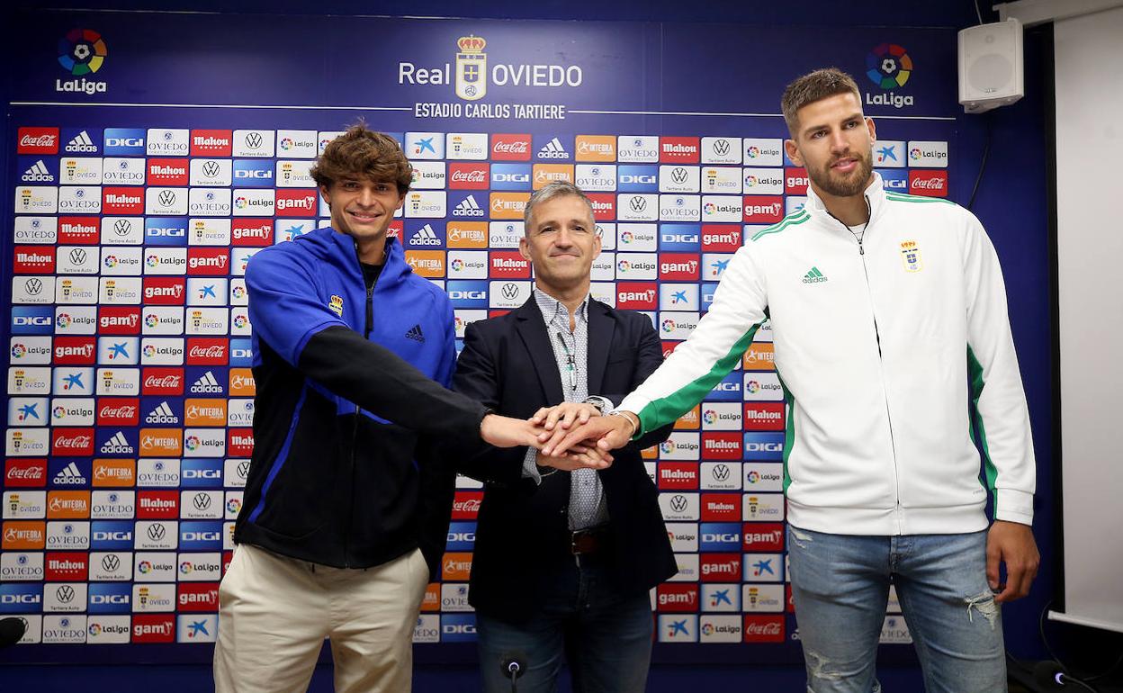 Tito Blanco (centro), junto a los nuevos jugadores del Real Oviedo, Oier Luengo y Quentin Braat.