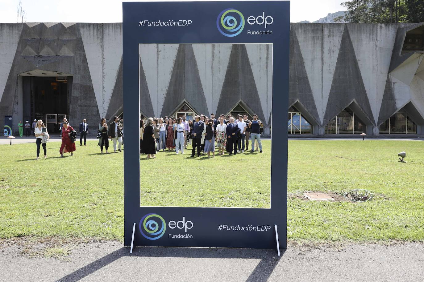 Fotos: La Central Hidroeléctrica de Proaza se abre a los becados de EdP