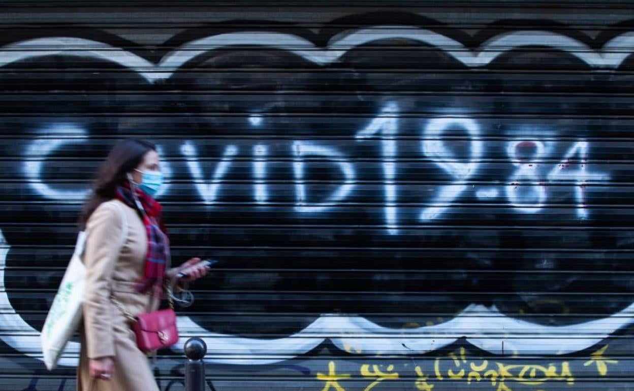 Las mascarillas vuelven a verse en las calles de París ante el aumento de casos de coronavirus 