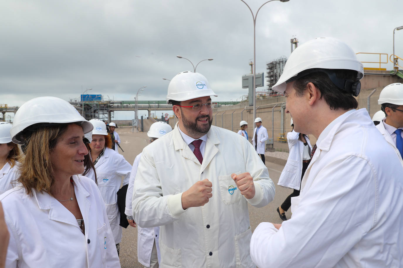 Fotos: Teresa Ribera visita la regasificadora de El Musel