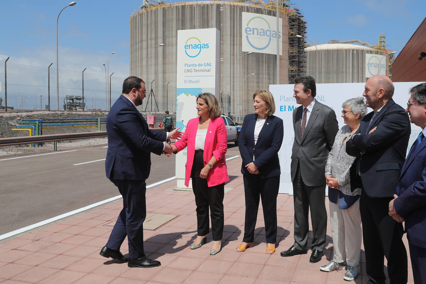 Fotos: Teresa Ribera visita la regasificadora de El Musel