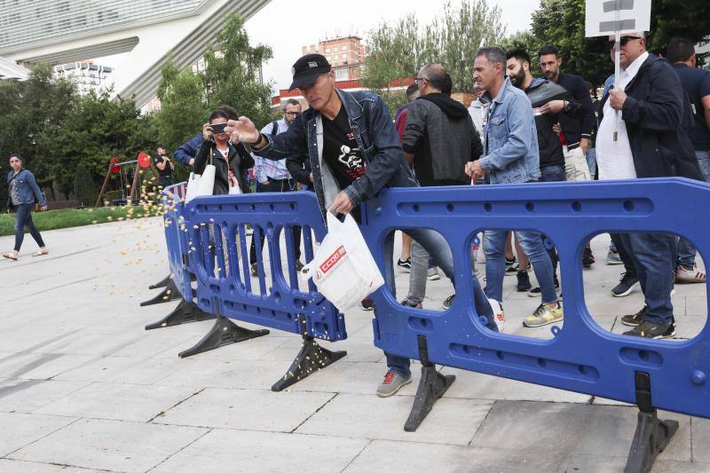 Fotos: Protesta ante la visita de Teresa Ribera: «Está destrozando a las comarcas mineras y a toda Asturias»