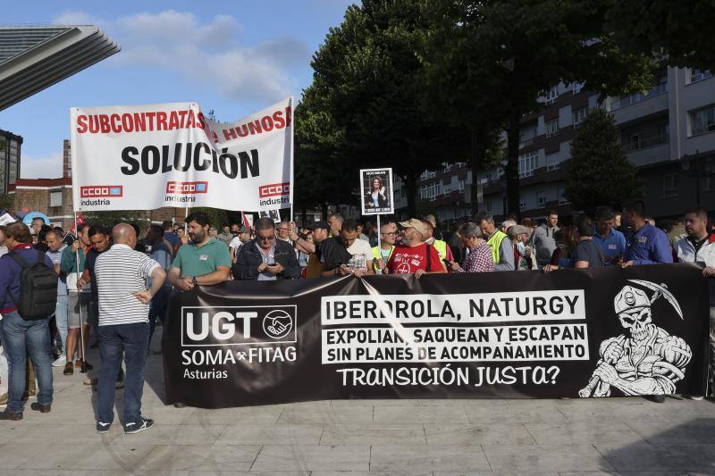 Fotos: Protesta ante la visita de Teresa Ribera: «Está destrozando a las comarcas mineras y a toda Asturias»