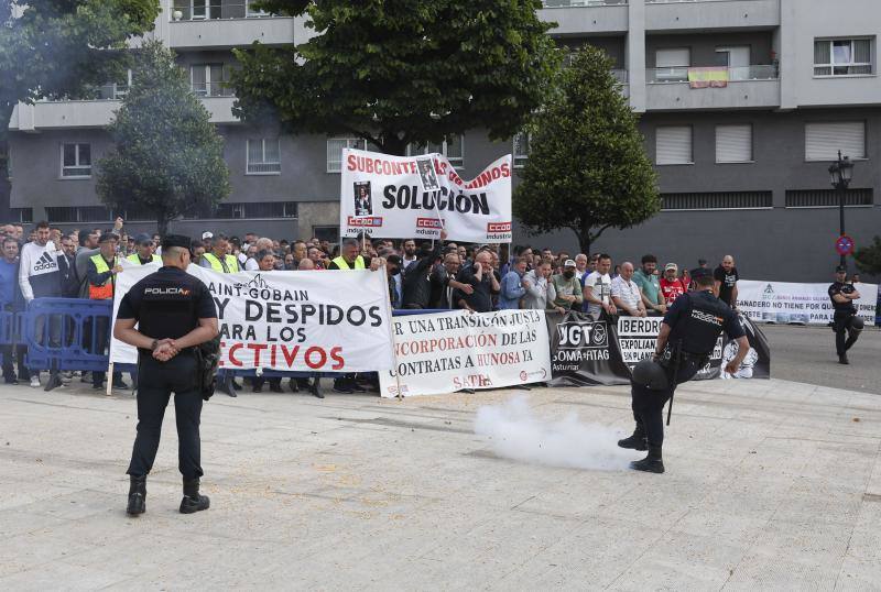 Fotos: Protesta ante la visita de Teresa Ribera: «Está destrozando a las comarcas mineras y a toda Asturias»