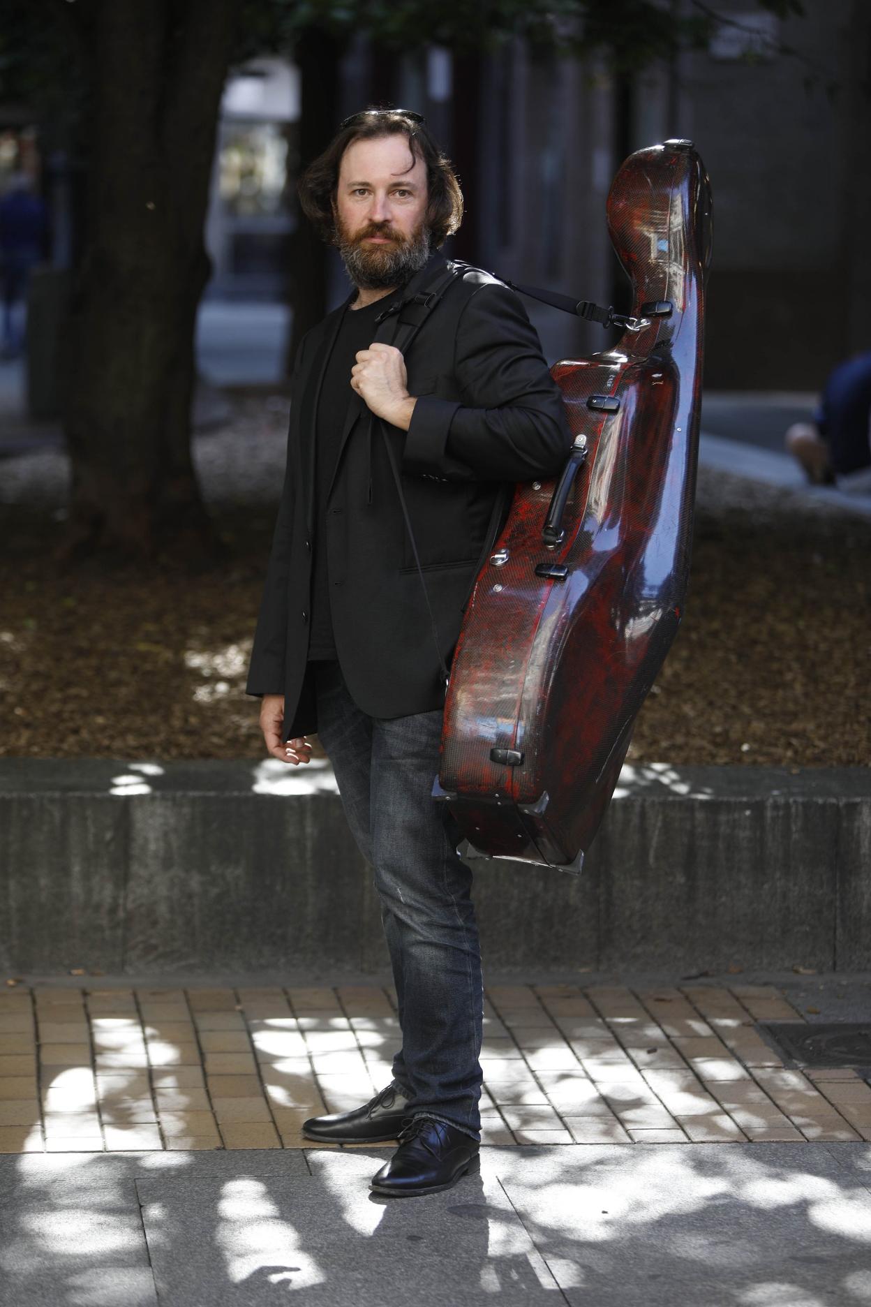 Josetxu Obregón, en la plaza de Italia de Gijón, con su chelo. 