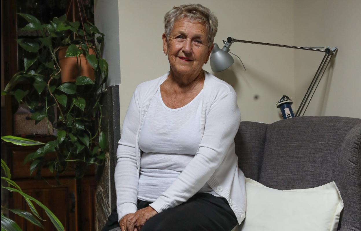 Juana María de Esparta, en el salón de su casa con la imagen de los cuatro alcaldes socialistas de la democracia en Avilés. 