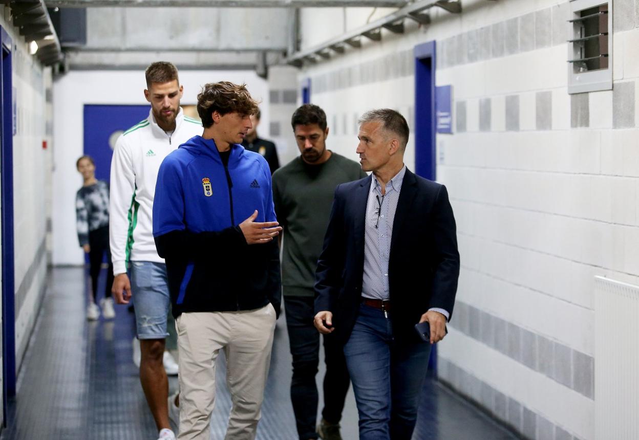 Luengo charla con Tito mientras caminan por los pasillos del Carlos Tartiere, con Braat y Dani Bautista tras ellos. 