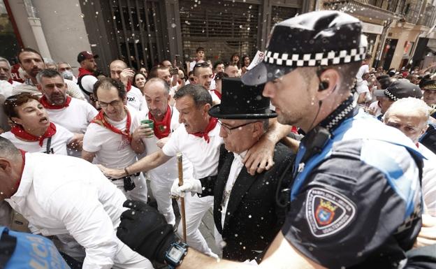 El alcalde de Pamplona custodiado por agentes municipales, durante la procesión de San Fermín.