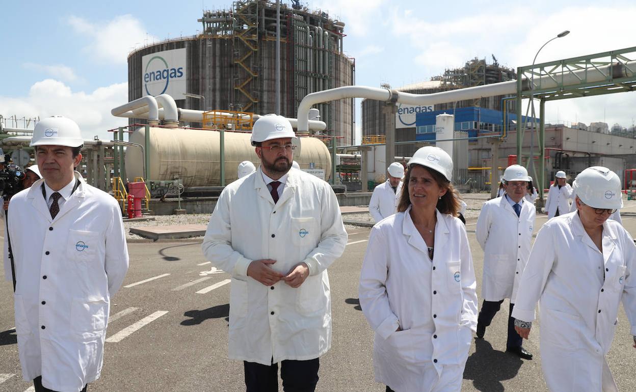 La ministra de Transición Ecológica, Teresa Ribera, en las inmediaciones de la regasificadora de El Musel, en Gijón.