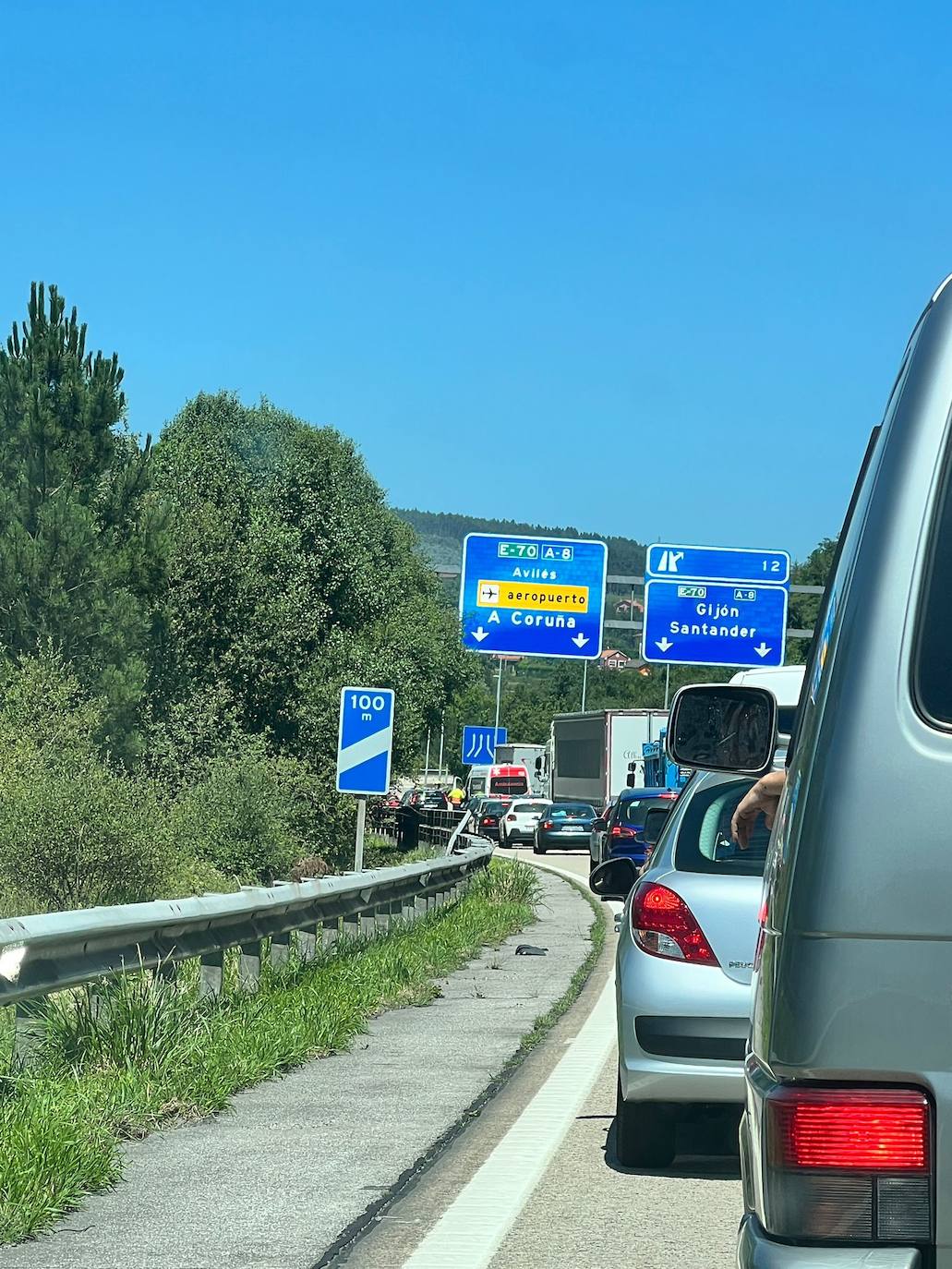 Un accidente con cinco coches implicados en la A-8 sentido Avilés provoca atascos kilométricos en la autopista 'Y' en el inicio de la tarde de este viernes