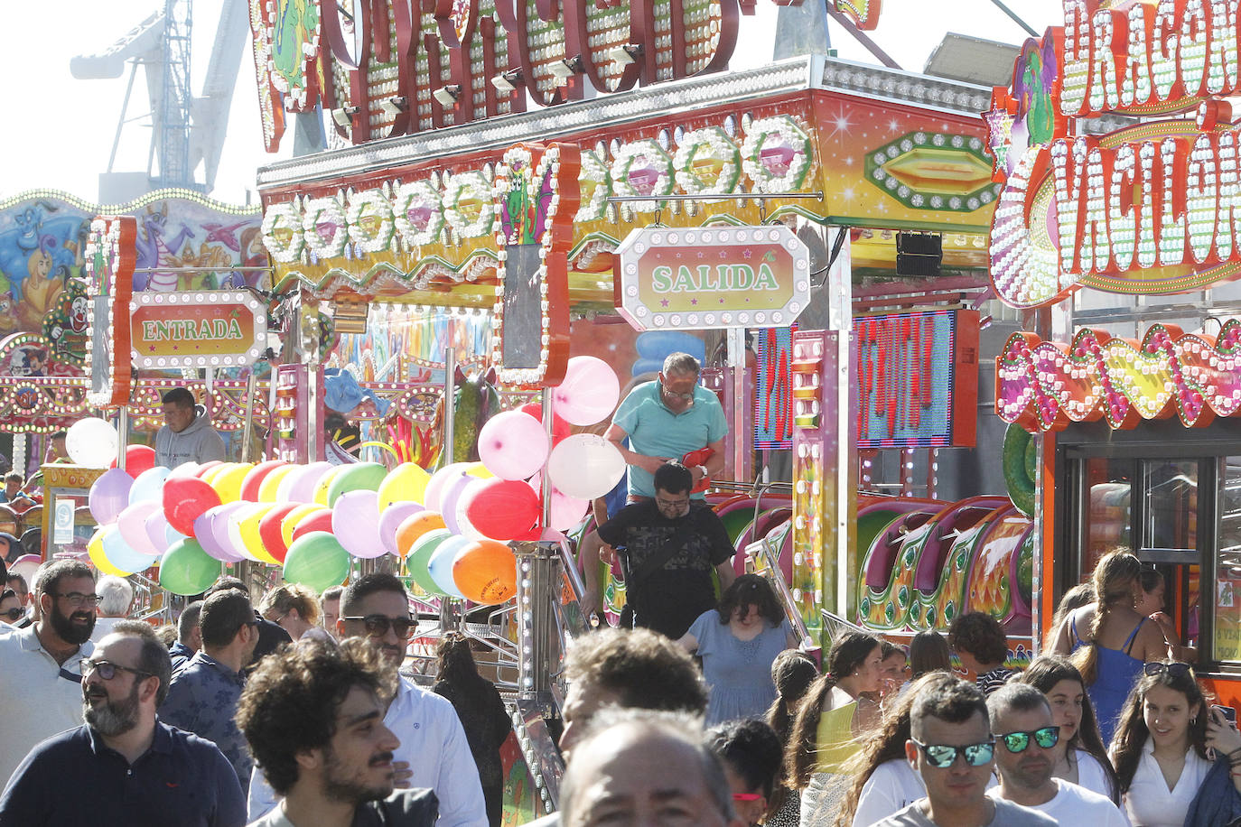 La Semana Negra ya está aquí. Y vino acompañada además de un día espectacular de sol y calor para disfrutar de todas las atracciones y de la buena literatura que reúne uno de los eventos más aclamados de la ciudad