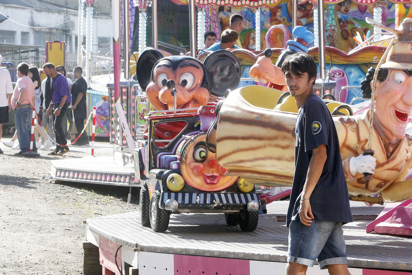 La Semana Negra ya está aquí. Y vino acompañada además de un día espectacular de sol y calor para disfrutar de todas las atracciones y de la buena literatura que reúne uno de los eventos más aclamados de la ciudad