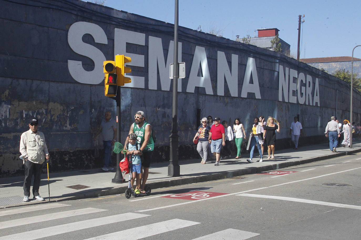 La Semana Negra ya está aquí. Y vino acompañada además de un día espectacular de sol y calor para disfrutar de todas las atracciones y de la buena literatura que reúne uno de los eventos más aclamados de la ciudad
