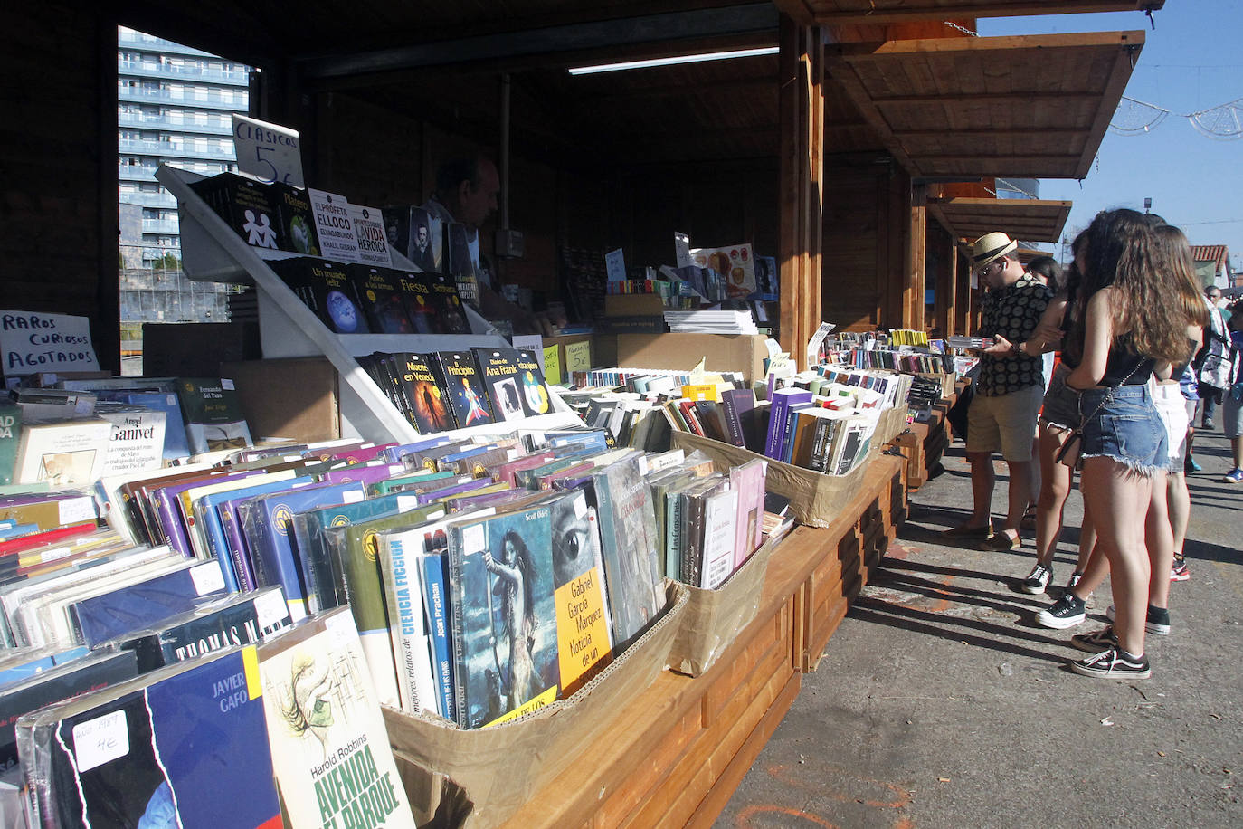 La Semana Negra ya está aquí. Y vino acompañada además de un día espectacular de sol y calor para disfrutar de todas las atracciones y de la buena literatura que reúne uno de los eventos más aclamados de la ciudad