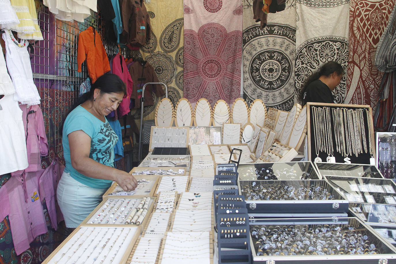 La Semana Negra ya está aquí. Y vino acompañada además de un día espectacular de sol y calor para disfrutar de todas las atracciones y de la buena literatura que reúne uno de los eventos más aclamados de la ciudad