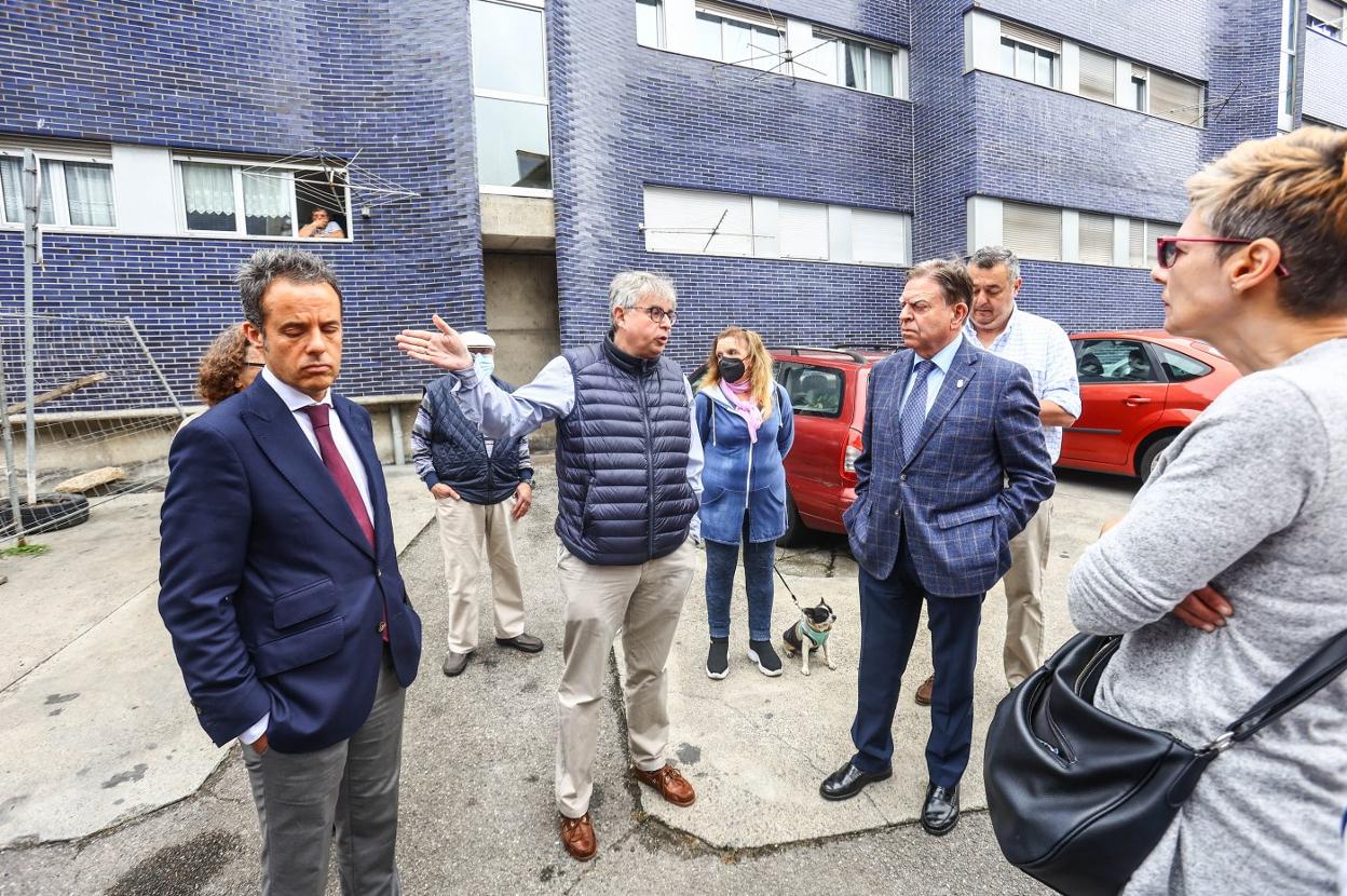 Nacho Cuesta, Ignacio Ruiz Latierro y Alfredo Canteli, en una visita a la calle Río Orlé. 