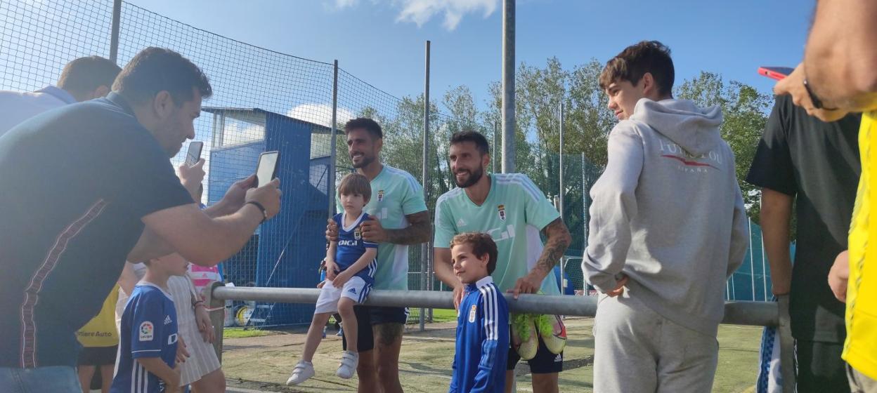 Costas y Bastón, de los más aclamados, se hacen fotos junto a dos pequeños oviedistas. 